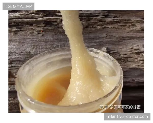 贝林厄姆家的冰箱里塞满了能量饮料,连瓶盖都没空拧开 贝林厄姆家的冰箱里塞满了能量饮料,连瓶盖都没空拧开